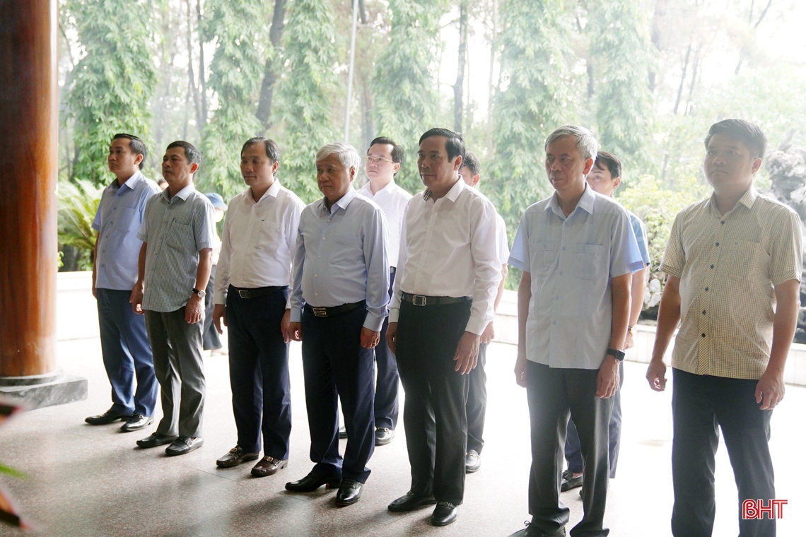 Chairman of the Central Committee of the Vietnam Fatherland Front visited and presented gifts to the elderly in Ha Tinh