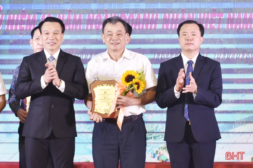 La ville de Hong Linh honore 33 entreprises et entrepreneurs exceptionnels