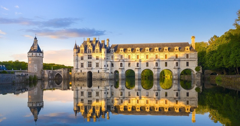 Magnifique château sur le fleuve le plus célèbre du monde