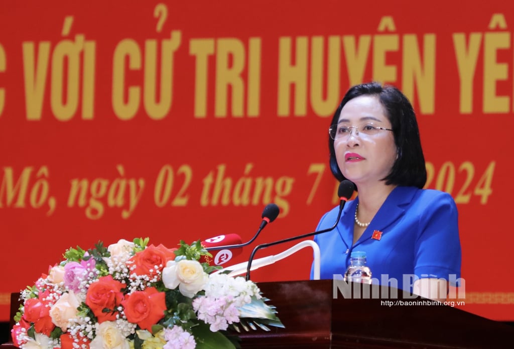 La vicepresidenta de la Asamblea Nacional, Nguyen Thi Thanh, se reúne con los votantes del distrito de Yen Mo