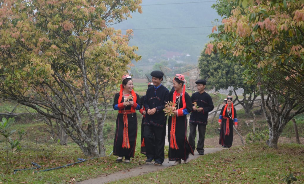 Die Jungen und Mädchen von Thanh Y Dao gehen aufgeregt zum Dorffest von Bang Ca.