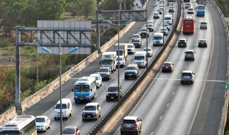 Una sección de la autopista Trung Luong - My Thuan con 4 carriles limitados.