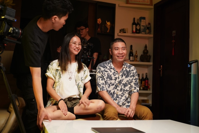トゥック・アン（中央）とアーティストのコン・リーが舞台裏にいる。写真：人物提供