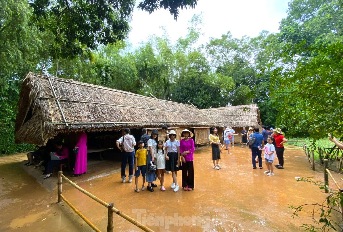 Hàng ngàn người hành hương về quê Bác trong ngày Tết Độc lập