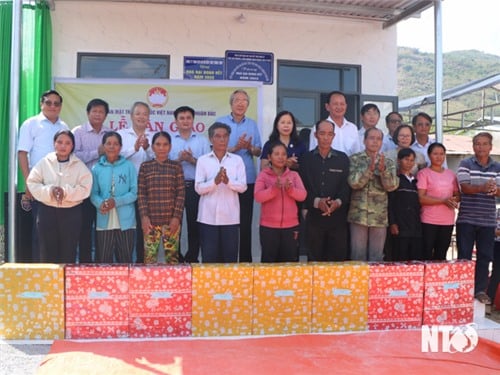 Handing over the Great Unity house according to the Housing Support Project for poor and near-poor households in Thuan Bac district