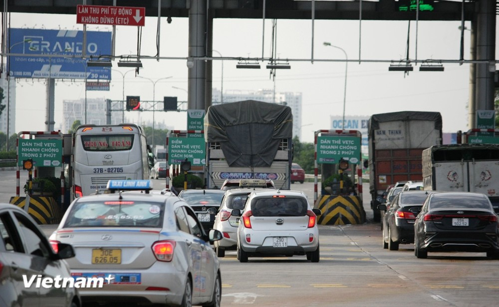 Phương tiện lưu thông qua một trạm thu phí BOT. (Ảnh: Việt Hùng/Vietnam+)