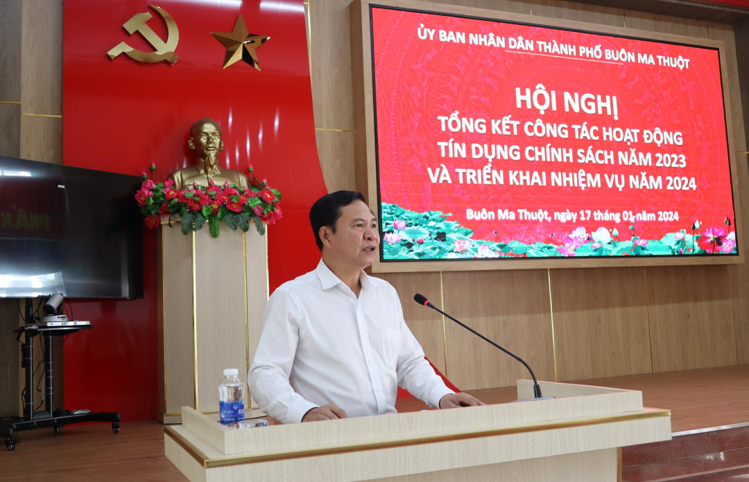 Permanent Vice Chairman of Buon Ma Thuot City People's Committee Pham Tien Hung spoke at the conference.