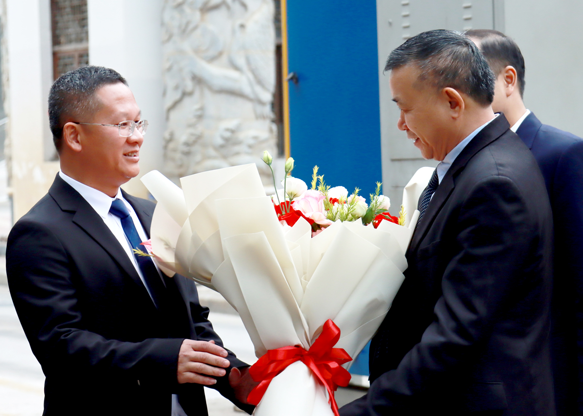 Genosse Nguyen Van Tue, stellvertretender Vorsitzender des Ständigen Ausschusses des Organisationsausschusses des Parteikomitees der Provinz Ha Giang, überreichte Genosse Ly Chien Giang, stellvertretender Vorsitzender des Organisationsausschusses des Parteikomitees der Stadt Bach Sac, Blumen.