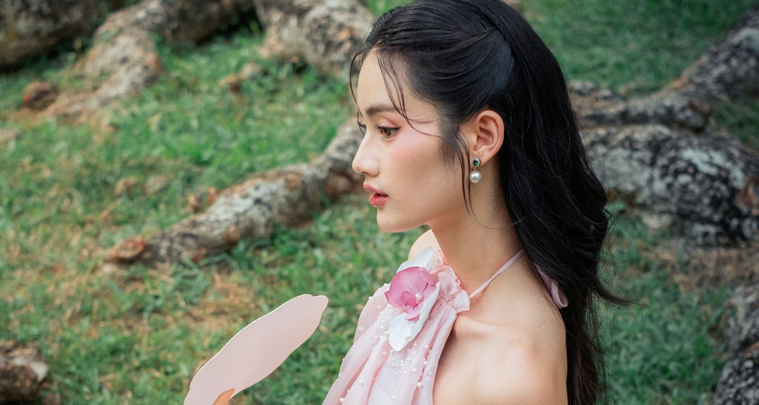 Miss Ý Nhi with charming bare shoulders