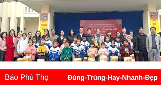 Giving Tet gifts to students in difficult circumstances