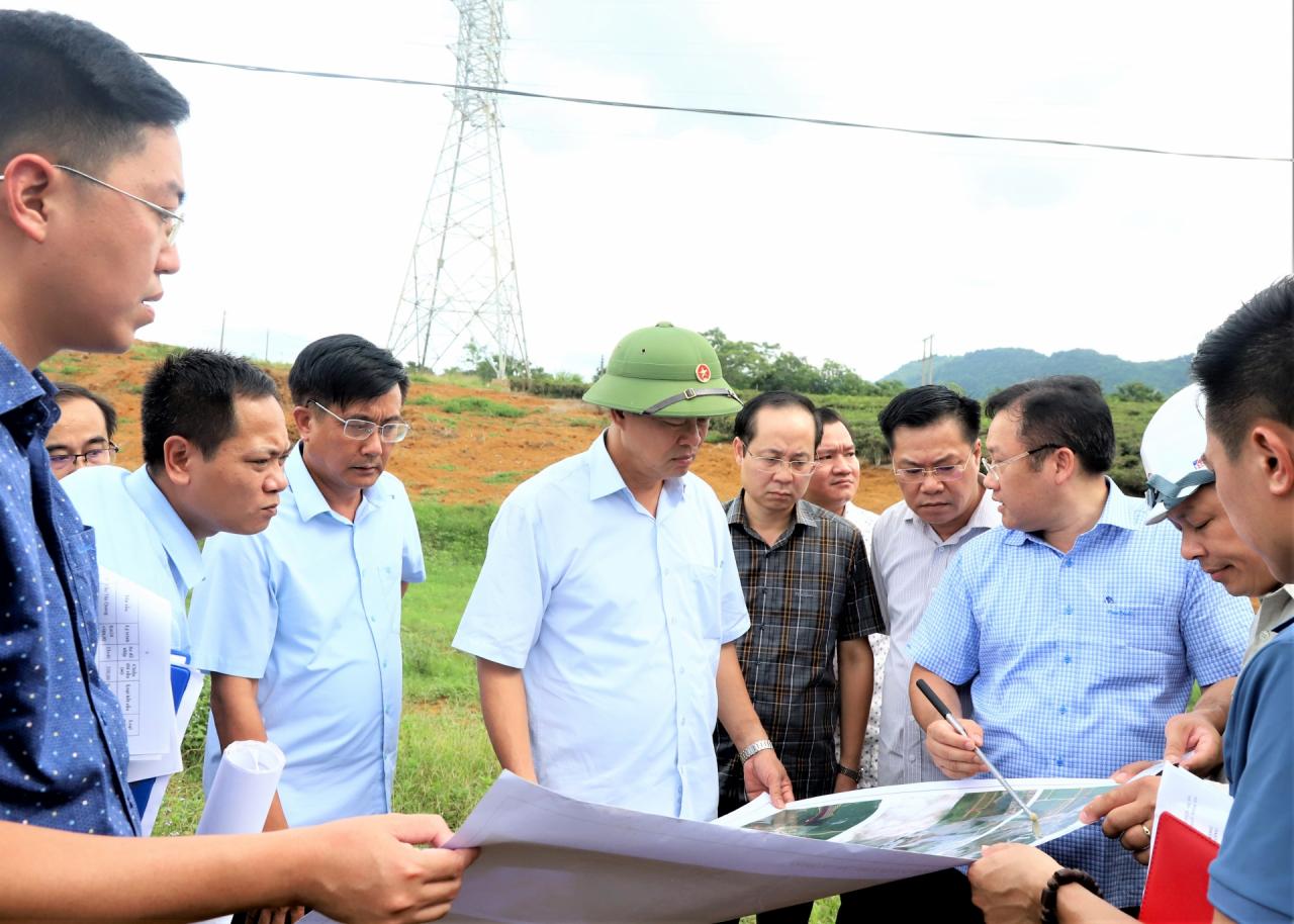 Chủ tịch UBND tỉnh Nguyễn Văn Sơn kiểm tra bản đồ khu vực tái định cư thôn An Dương, xã Hùng An.