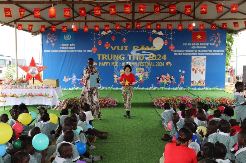 Les soldats de la paix vietnamiens organisent la fête de la mi-automne pour les enfants d'Abyei, photo 1