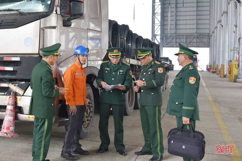 Ha Tinh assure le trafic aux postes frontières pendant le Têt