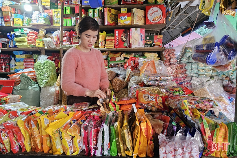 Los negocios van lentos y los comerciantes del mercado más grande de Ha Tinh se muestran cautelosos a la hora de importar bienes para el Tet.