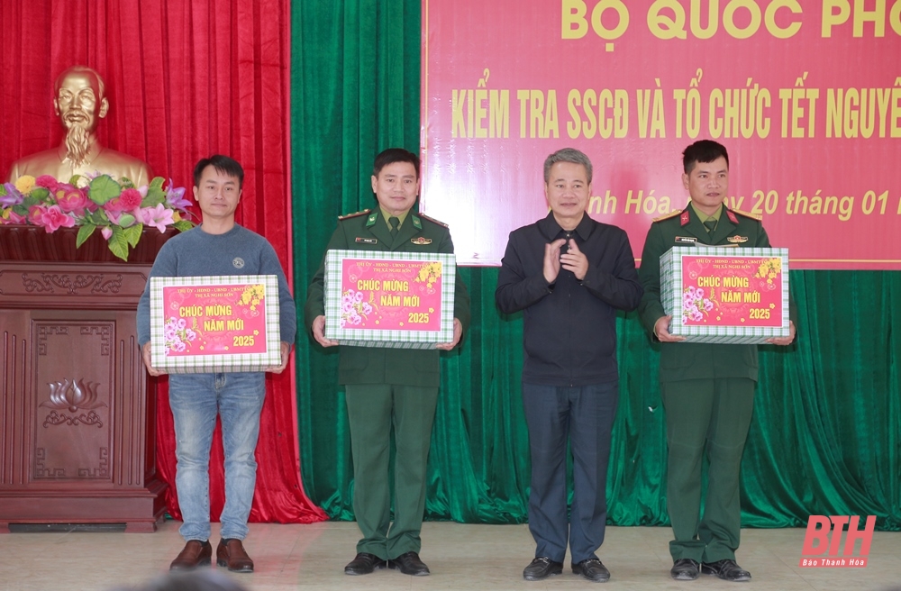 Đoàn công tác của Bộ Quốc phòng và tỉnh Thanh Hóa thăm, chúc Tết cán bộ, chiến sĩ Đảo Mê 