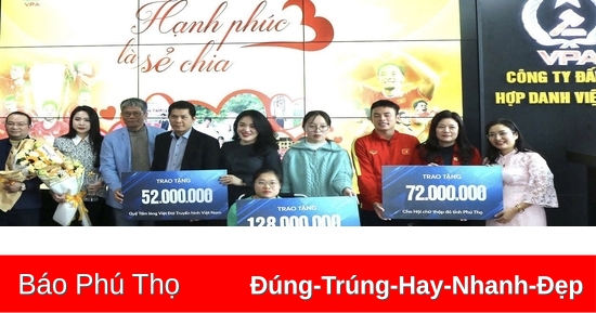 Tiếp nhận tiền đấu giá áo của tuyển thủ Nguyễn Xuân Son