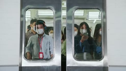 The female students who were filmed on the subway will be allowed to retake the photo 1.