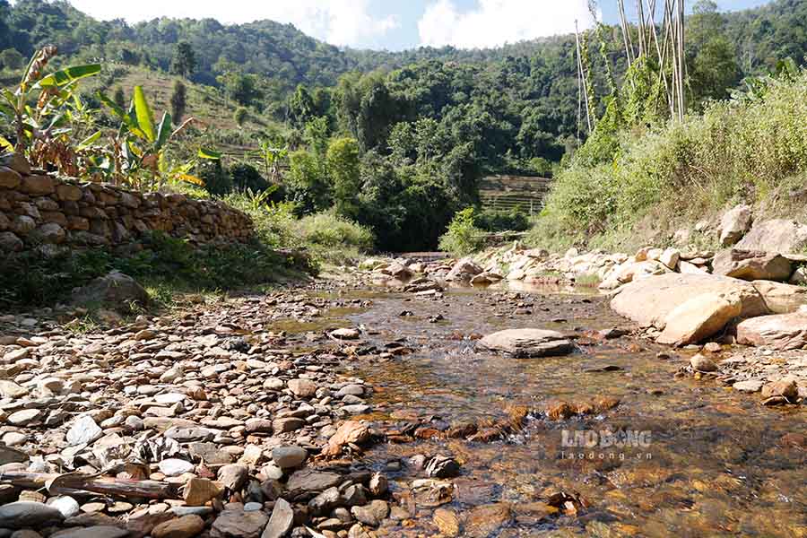 ដើម្បី​ស្វែង​យល់​ពី​សម្រស់​ទឹកធ្លាក់ Muong Thin អ្នក​ទស្សនា​ត្រូវ​ដើរ​ប្រហែល 500m តាម​ដង​អូរ។