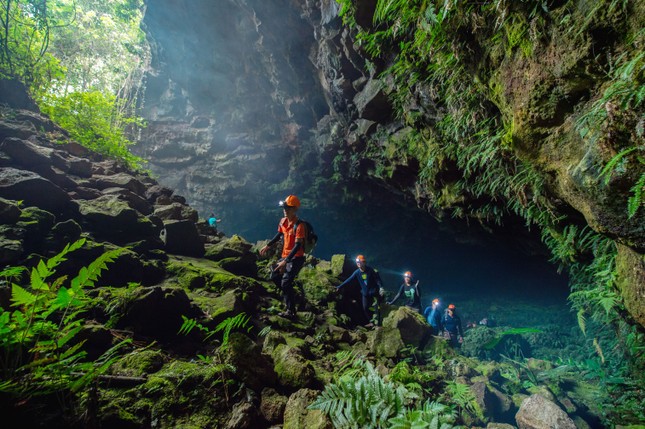 'Entrando' en la cueva volcánica más magnífica del sudeste asiático en Dak Nong foto 3