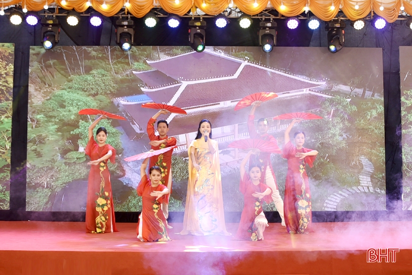 Cérémonie d'ouverture du festival du temple de Ca - Palais Quan Hoang Muoi