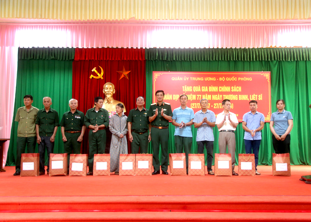 ឯកឧត្តម ឧត្តមសេនីយ៍ឯក Pham Hong Chuong មេបញ្ជាការយោធភូមិភាគទី២ នាំយកអំណោយជូនគ្រួសារគោលនយោបាយ។