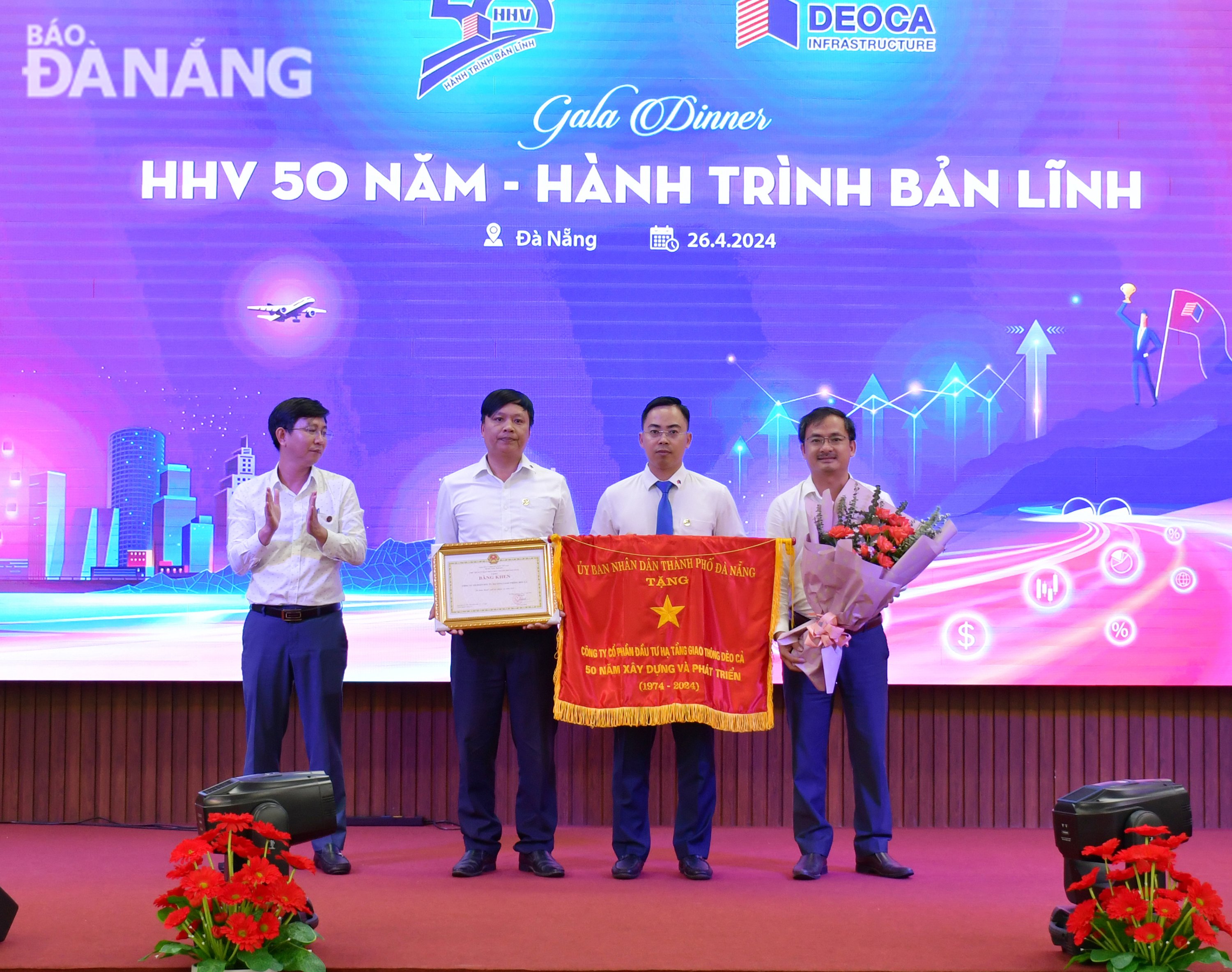 Đại diện lãnh đạo quận Liên Chiểu, thừa ủy quyền của Chủ tịch UBND thành phố tra Bằng khen và Cờ cho lãnh đạo Tập đoàn Đèo Cả. Ảnh: THÀNH LÂN