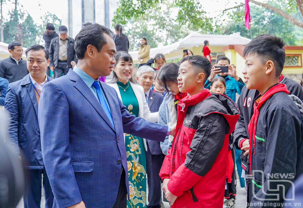 Provincial Party Secretary Trinh Viet Hung visited local students attending the incense offering ceremony.