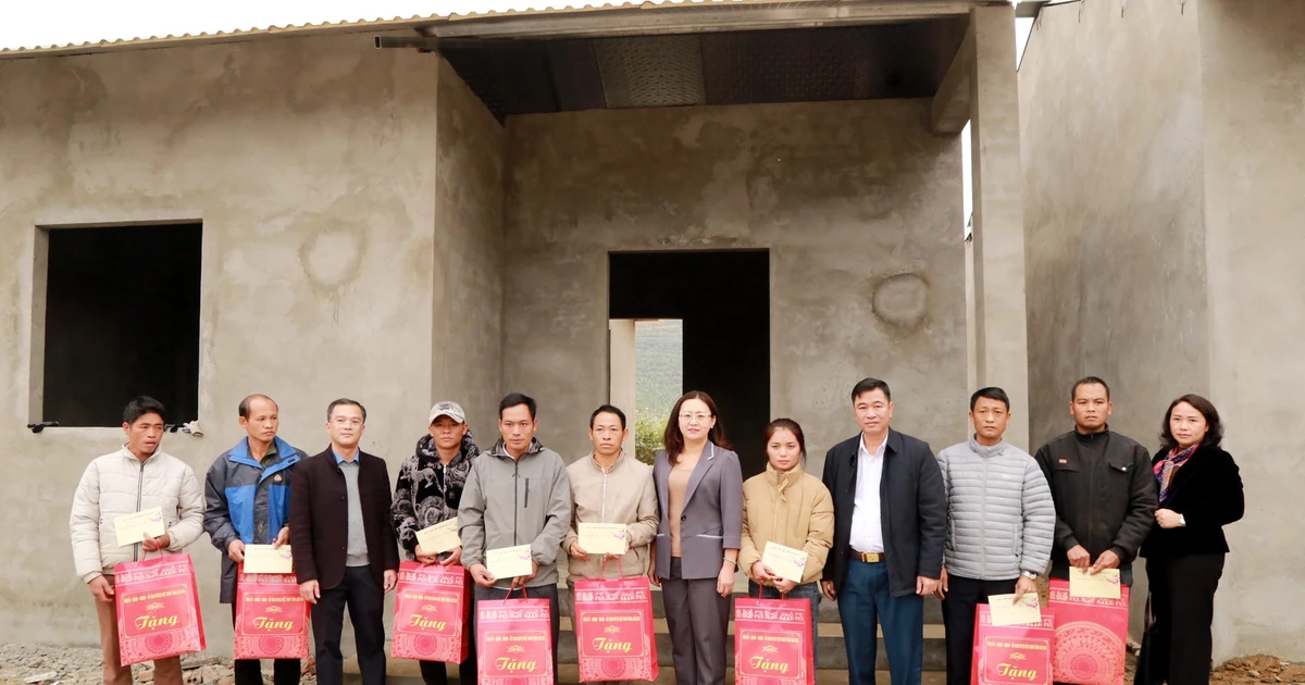 Vice Chairwoman of the Provincial People's Committee Giang Thi Dung visited and presented gifts in Bat Xat district