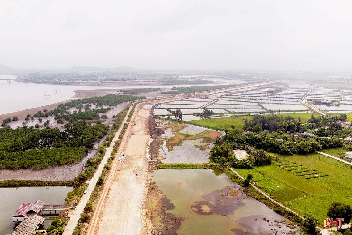 Auf der Baustelle des östlichen Ringstraßenprojekts der Stadt Ha Tinh