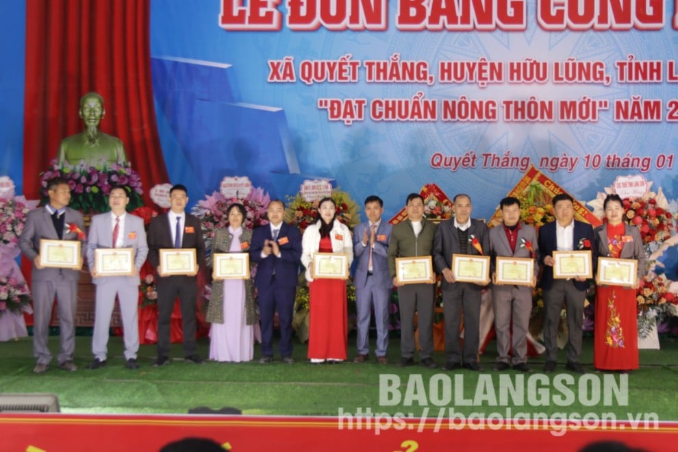 Leaders of Quyet Thang commune awarded certificates of merit to representatives of collectives.
