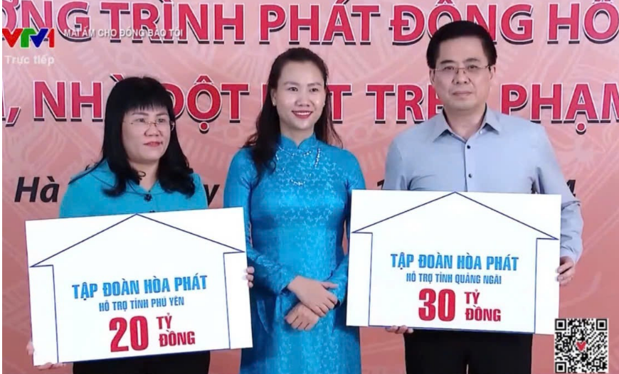 Der stellvertretende Sekretär des Provinzparteikomitees und Vorsitzende des Volkskomitees der Provinz Quang Ngai, Nguyen Hoang Giang, erhielt von den Führern der Hoa Phat Group eine symbolische Gedenktafel im Wert von 30 Milliarden VND zur Unterstützung der Provinz bei der Beseitigung provisorischer und baufälliger Unterkünfte für die Armen. Foto: VTV