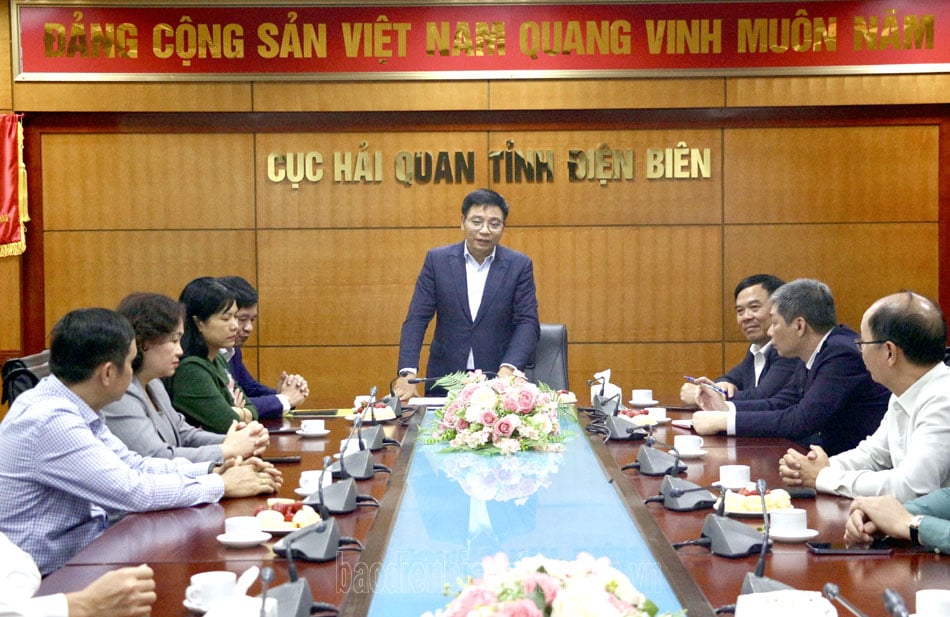 Minister of Finance Nguyen Van Thang met with financial agencies of Dien Bien province.