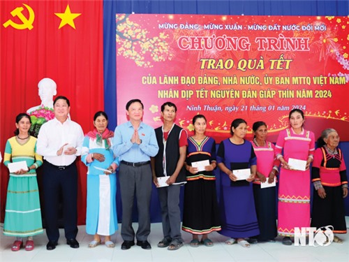 Đoàn công tác trung ương thăm, tặng quà Tết tại tỉnh ta