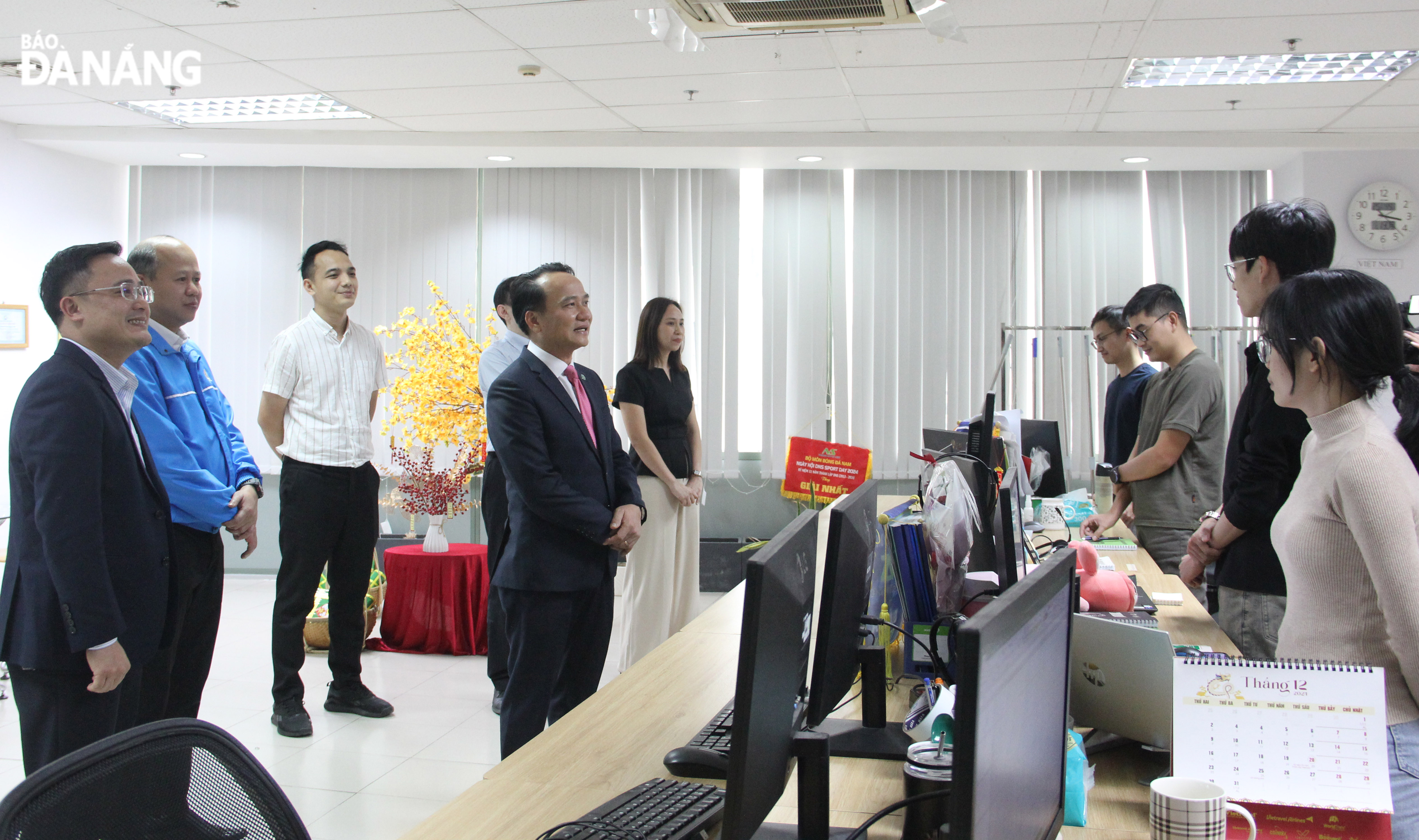 City leaders visit workers of Da Nang Nippon Seiki Co., Ltd. Photo: X.HAU