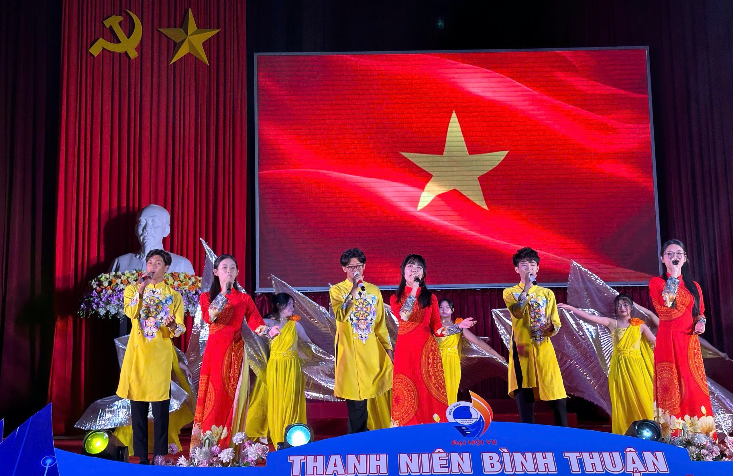 مهرجان الغناء الصاخب "Red Flamboyant" في مقاطعة Binh Thuan في عام 2024