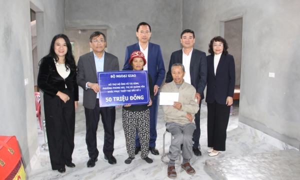 Permanent Deputy Minister of Foreign Affairs Nguyen Minh Vu presented funds to support storm recovery and Tet gifts to near-poor households in Quang Yen town.