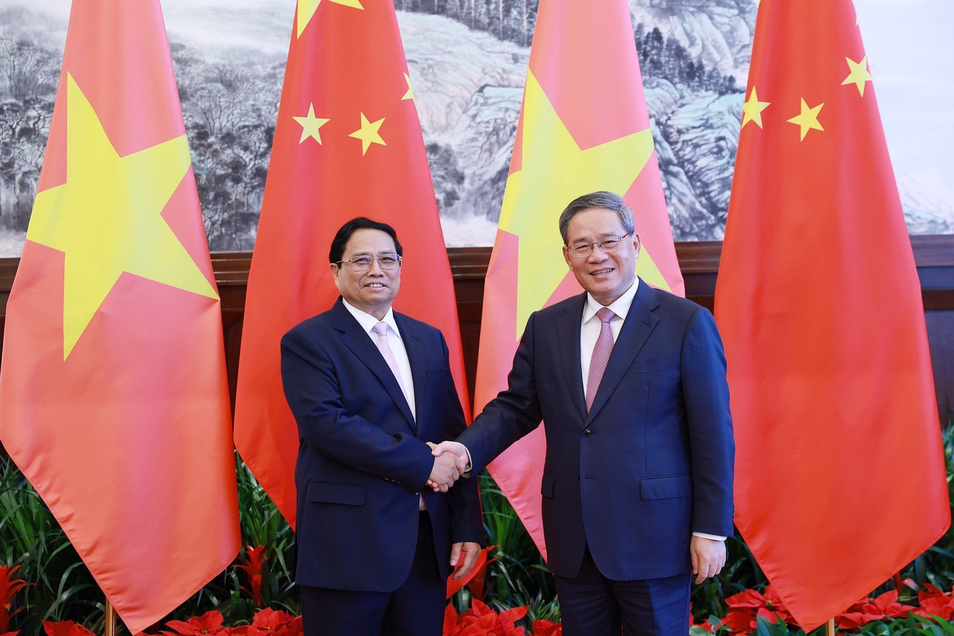 Prime Minister Pham Minh Chinh and Prime Minister Li Qiang before their talks on the occasion of the Vietnamese Government leader's visit to attend the Dalian World Economic Forum and work in China. (Photo: VNA)