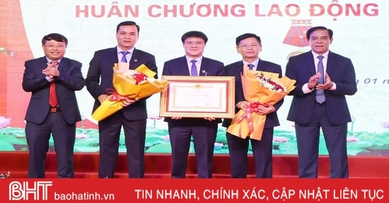 Công ty CP Môi trường và Công trình đô thị Hà Tĩnh đón Huân chương Lao động hạng Nhất