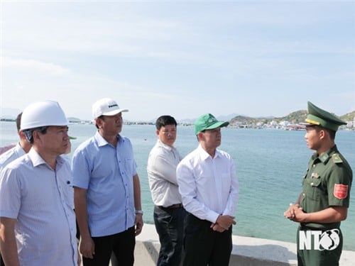 Standing Committee of Provincial People's Council surveyed tourism activities in Vinh Hy Bay, Ninh Hai