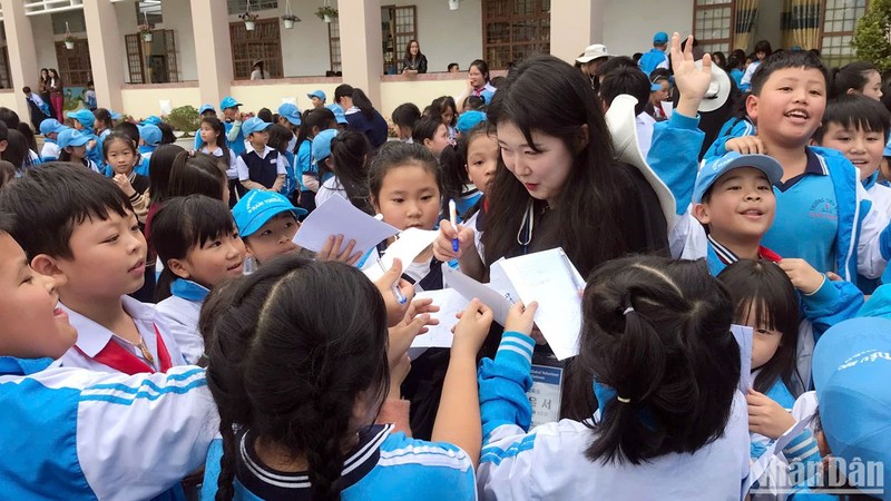 Los estudiantes de la escuela primaria Nam Thien, de la ciudad de Da Lat, disfrutan de que los estudiantes de la Universidad de Andong les enseñen coreano.
