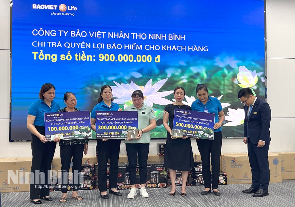 Bảo Việt Nhân thọ Ninh Bình chi trả 900 triệu đồng cho 3 khách hàng tham gia bảo hiểm