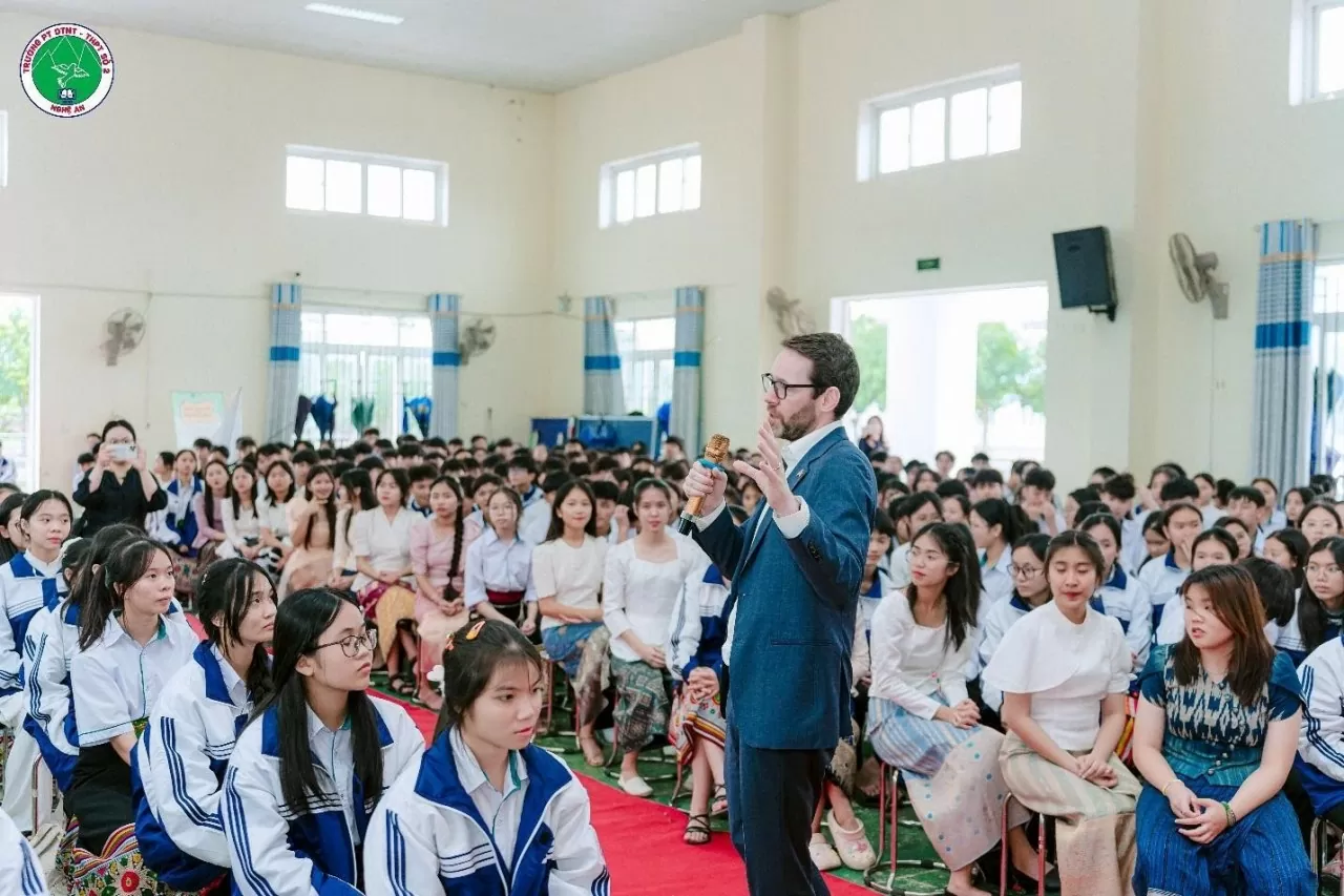 The British Ambassador to Vietnam, Iain Frew interacted with students at the Nghe An Provincial Boarding School for Ethnic Minorities No. 2 in Nghe An Province. (Photo: British Embassy in Vietnam)