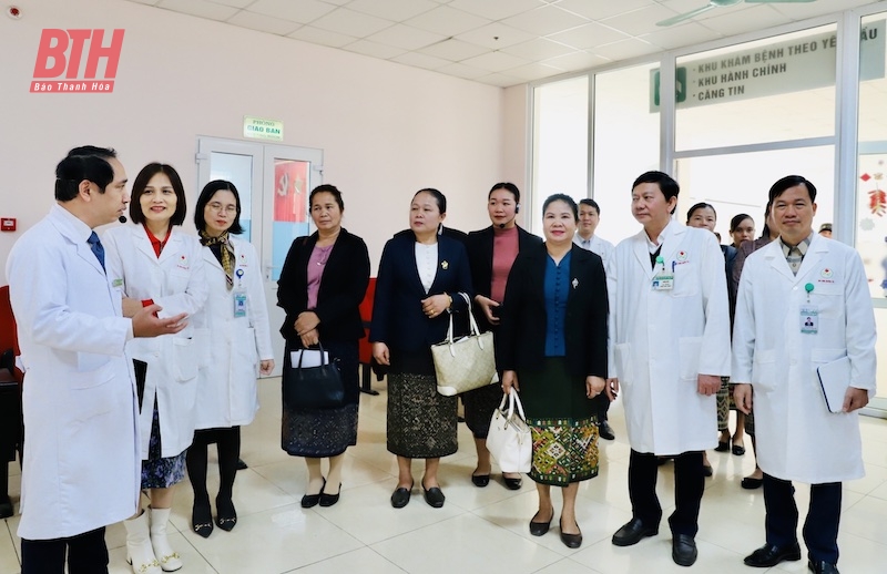 Una delegación del Departamento de Salud Provincial de Hua Phan visitó y trabajó en Thanh Hoa