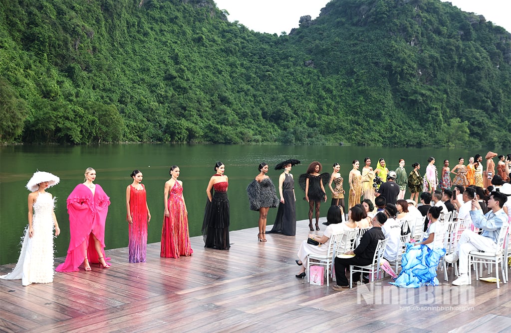 Organizing Fashion Show Hello Cosmo From Vietnam at Khe Coc Island, Trang An