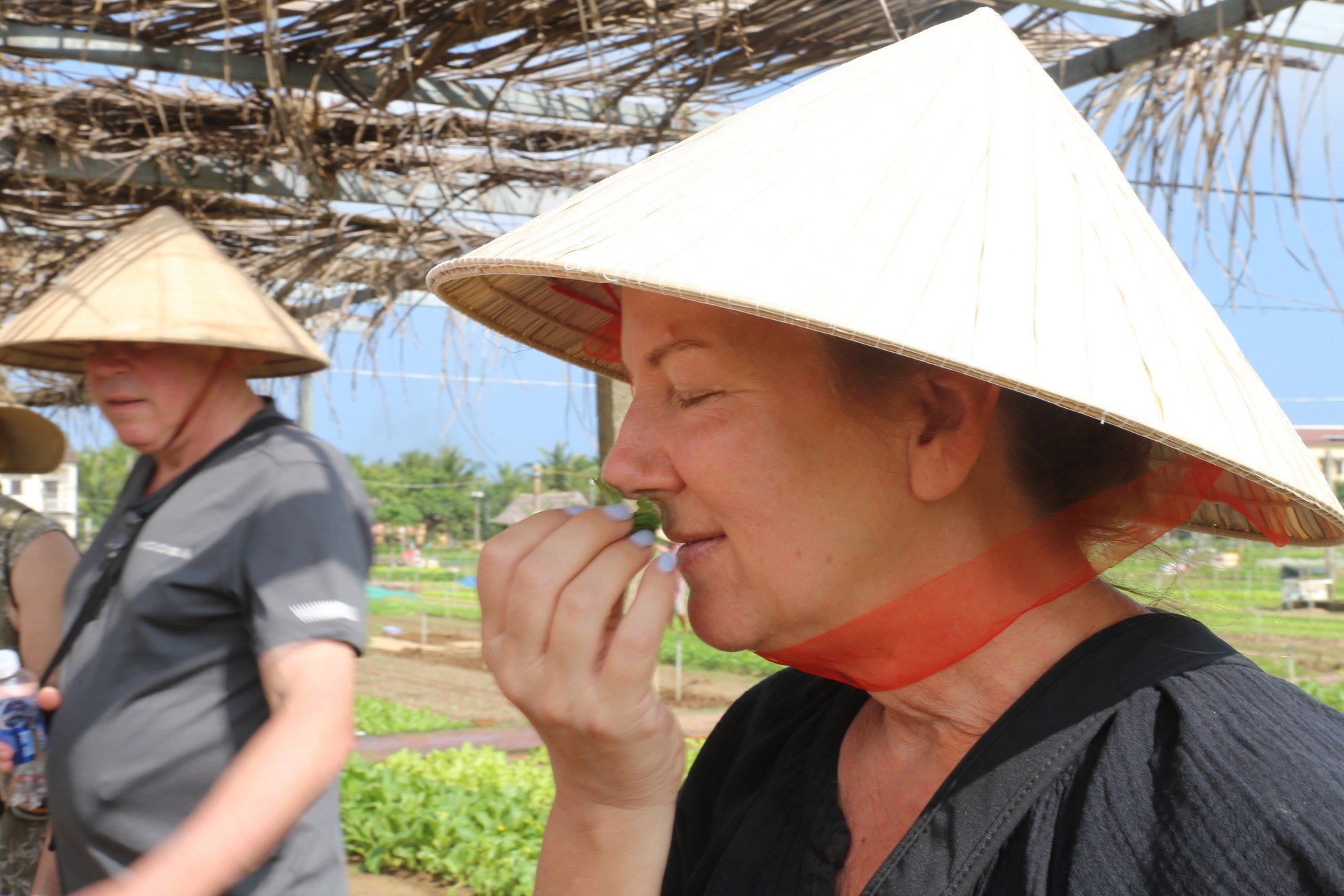 តើ​ស្លឹក​ឈើ​តូច​ៗ​នៅ​ទីក្រុង Hoi An ធ្វើ​ឱ្យ​ភ្ញៀវ​ទេសចរ​លោក​ខាង​លិច​ស្រក់​ទឹក​ភ្នែក​យ៉ាង​ណា? រូបថត 6