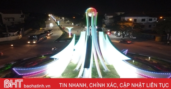 Glitzernde Nachtstraßen der Stadt Hong Linh