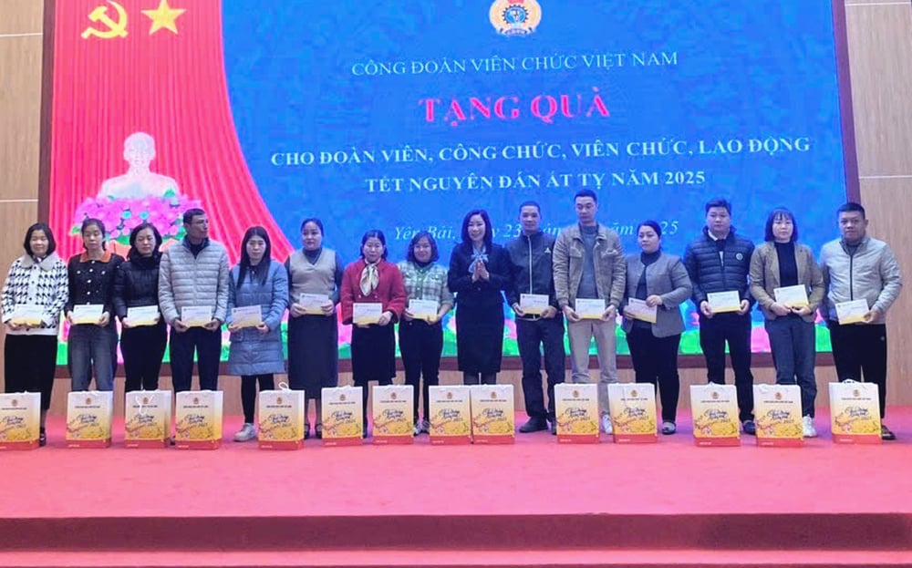 285 union members, civil servants, public employees and workers of Yen Bai province received Tet gifts