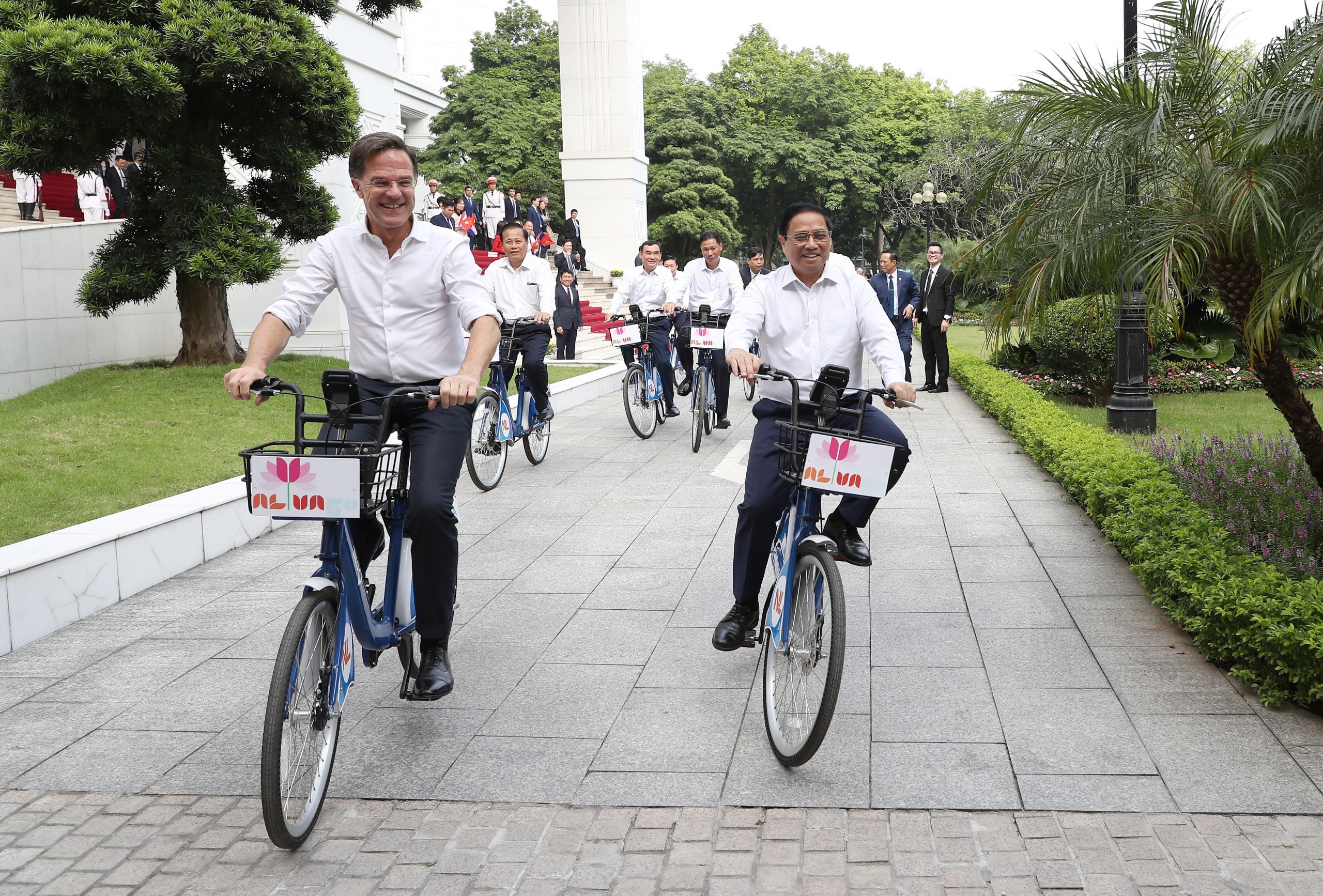 Les Premiers ministres du Vietnam et des Pays-Bas parcourent les rues d'Hanoï à vélo.