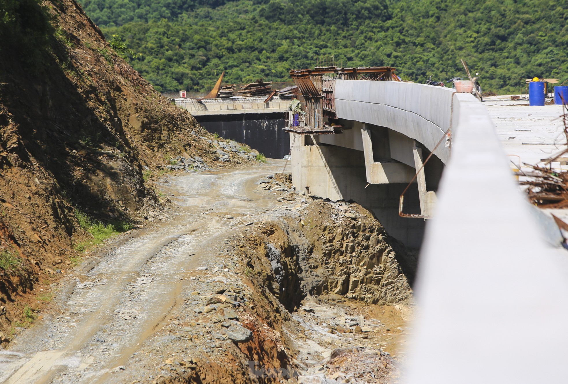 La forma de la autopista de 12.500 mil millones de VND que pasa por Ha Tinh (foto 13)