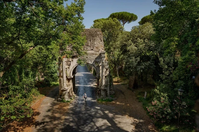 アルク デ ドルススは、ローマのアッピア街道地方公園から南に港町ブリンディジまで続く 360 マイルの古い道、ヴィア アッピアの始まりを示しています。 （出典：Shutterstock/ナショナルジオグラフィック）